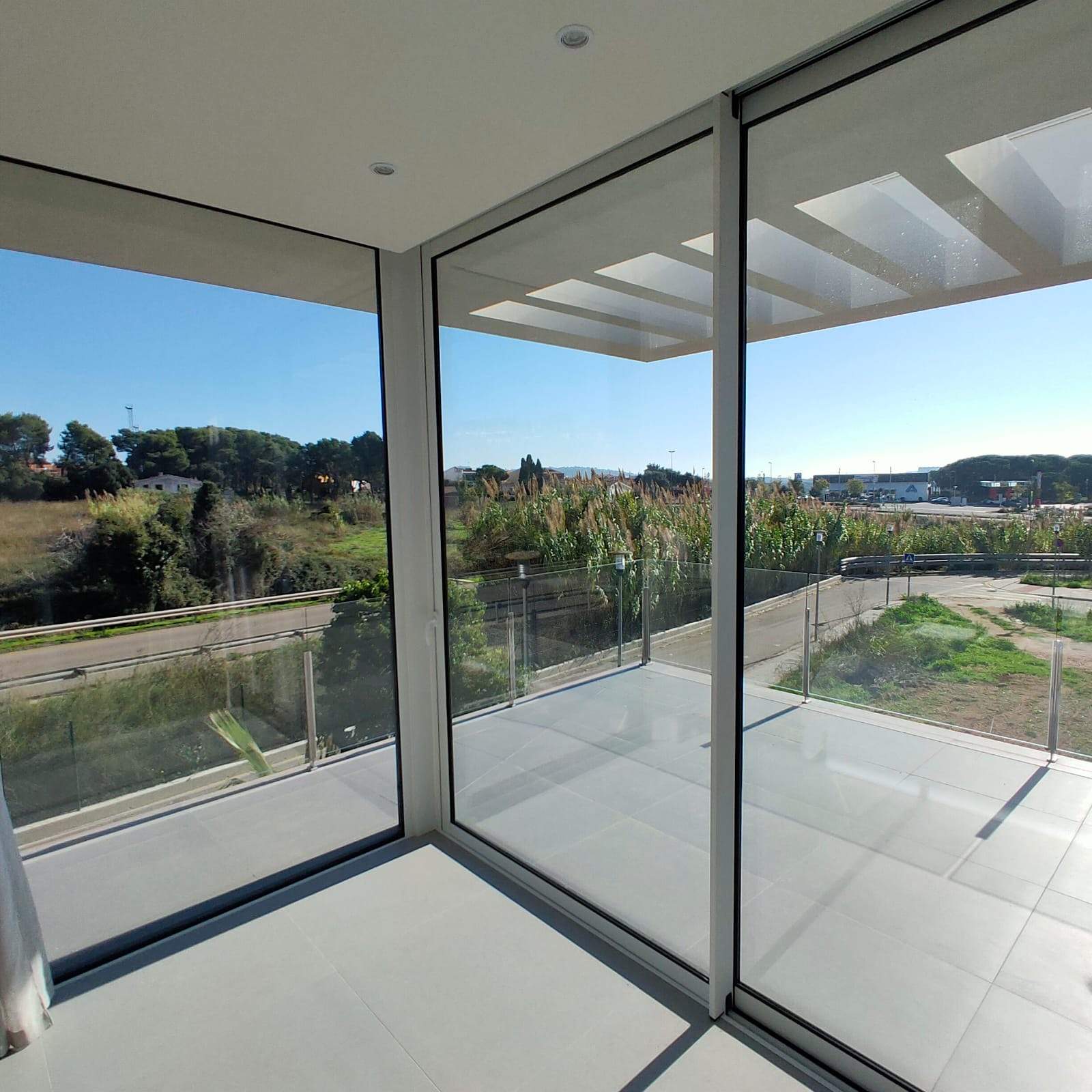 Ventanas aluminio con RPT de gran formato en Madrid Sur